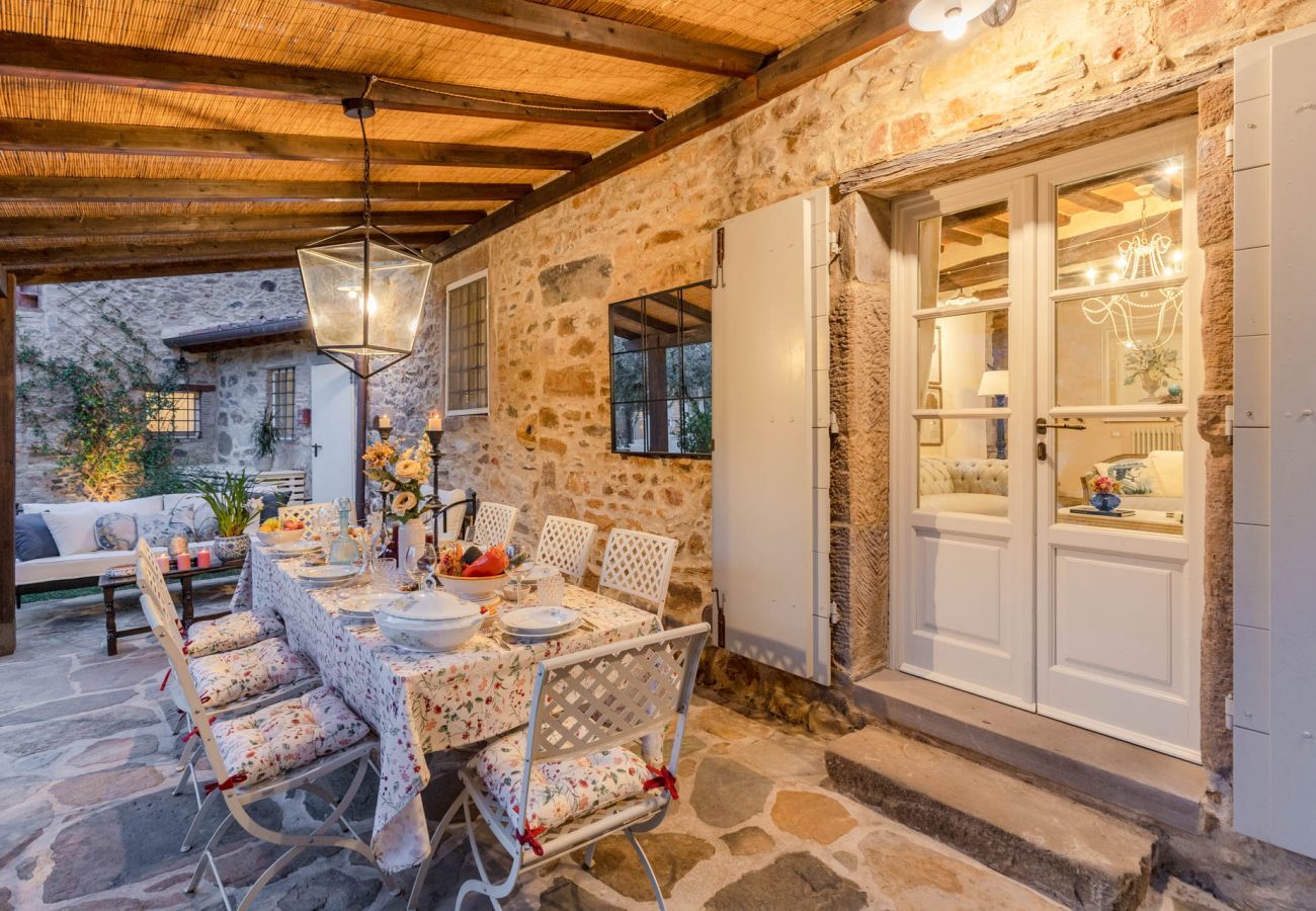 Villa a Pieve di Compito - Dimora delle Camelie, a traditional stylish stone farmhouse with garden on the hills of Compitese between Lucca and Pisa