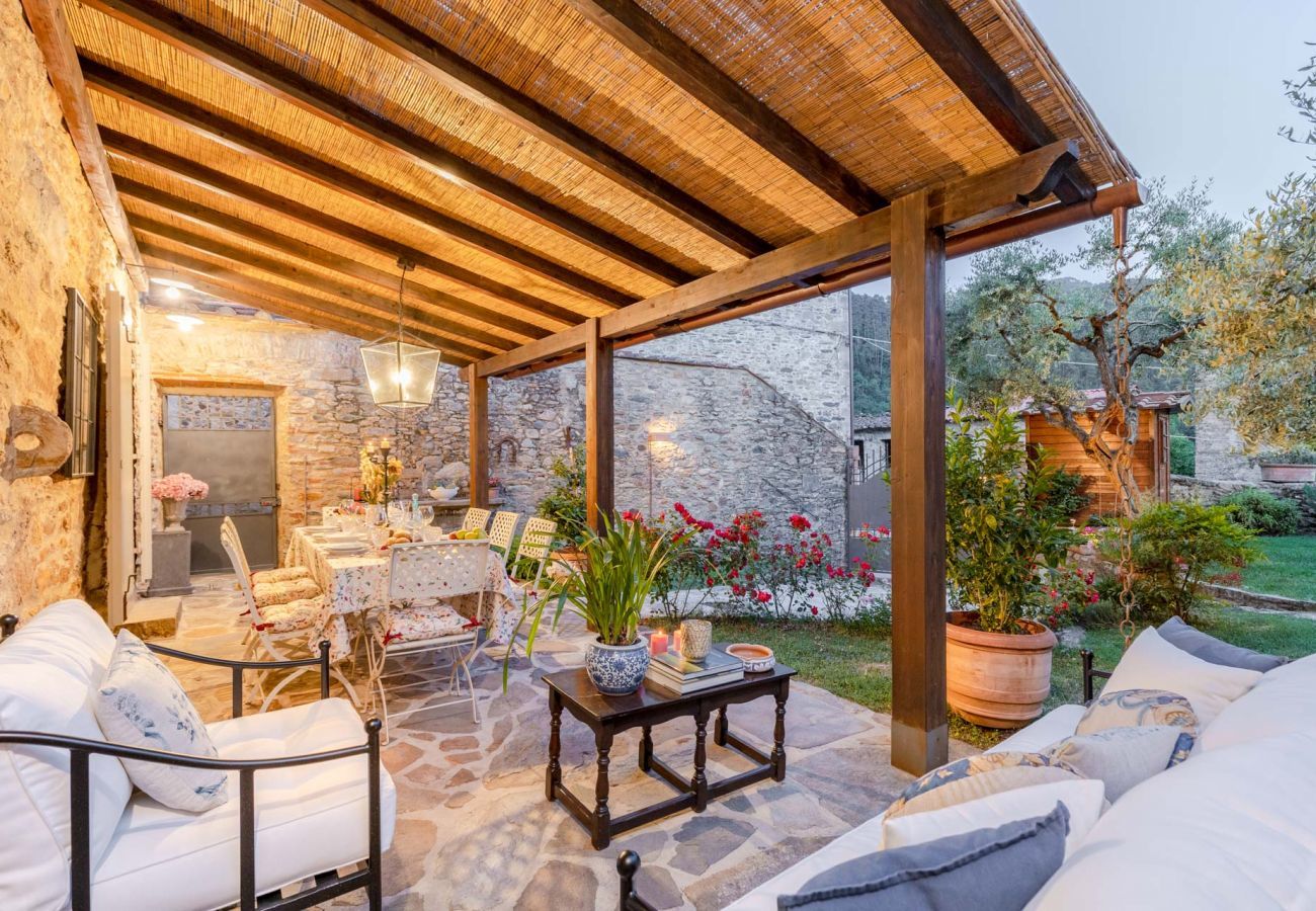 Villa a Pieve di Compito - Dimora delle Camelie, a traditional stylish stone farmhouse with garden on the hills of Compitese between Lucca and Pisa