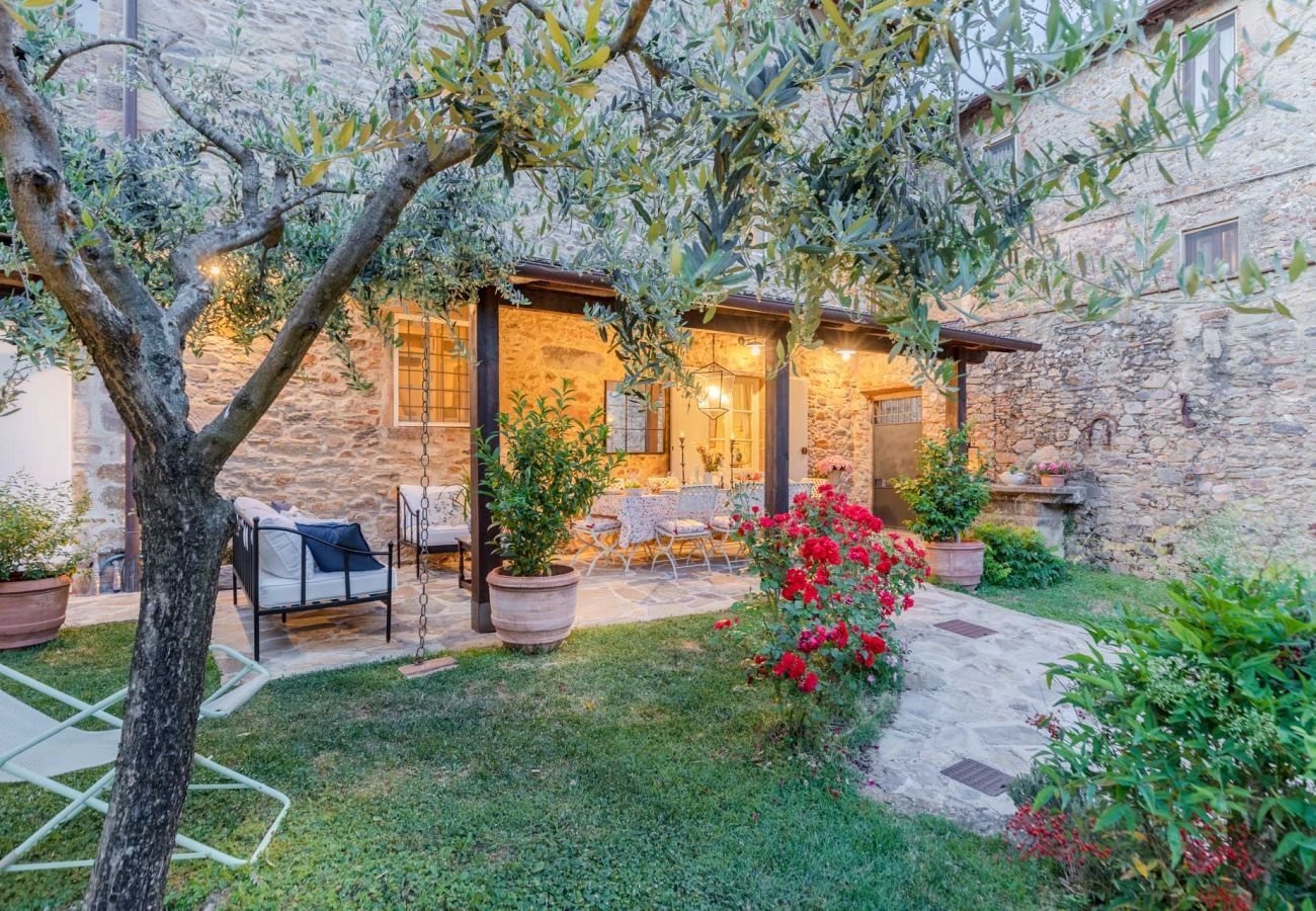 Villa a Pieve di Compito - Dimora delle Camelie, a traditional stylish stone farmhouse with garden on the hills of Compitese between Lucca and Pisa