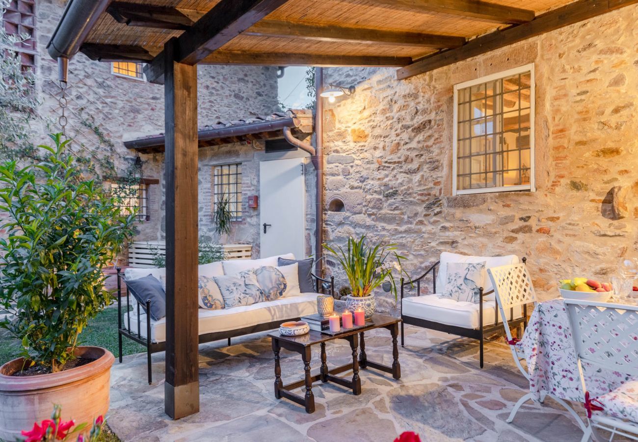 Villa a Pieve di Compito - Dimora delle Camelie, a traditional stylish stone farmhouse with garden on the hills of Compitese between Lucca and Pisa