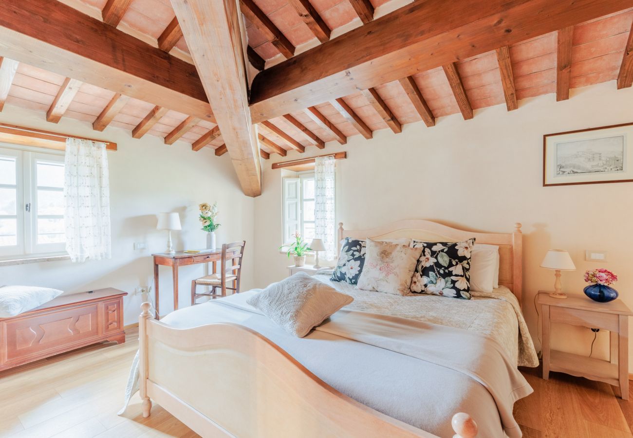 Villa a Pieve di Compito - Dimora delle Camelie, a traditional stylish stone farmhouse with garden on the hills of Compitese between Lucca and Pisa