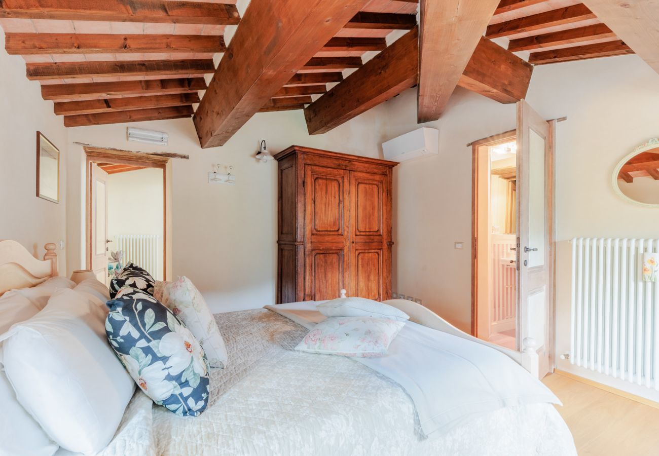 Villa a Pieve di Compito - Dimora delle Camelie, a traditional stylish stone farmhouse with garden on the hills of Compitese between Lucca and Pisa