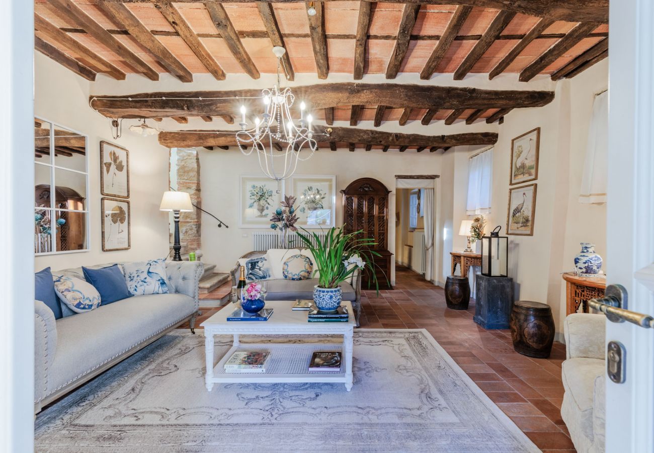 Villa a Pieve di Compito - Dimora delle Camelie, a traditional stylish stone farmhouse with garden on the hills of Compitese between Lucca and Pisa