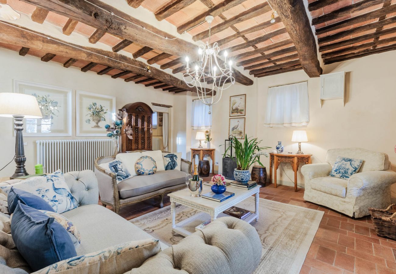 Villa a Pieve di Compito - Dimora delle Camelie, a traditional stylish stone farmhouse with garden on the hills of Compitese between Lucca and Pisa