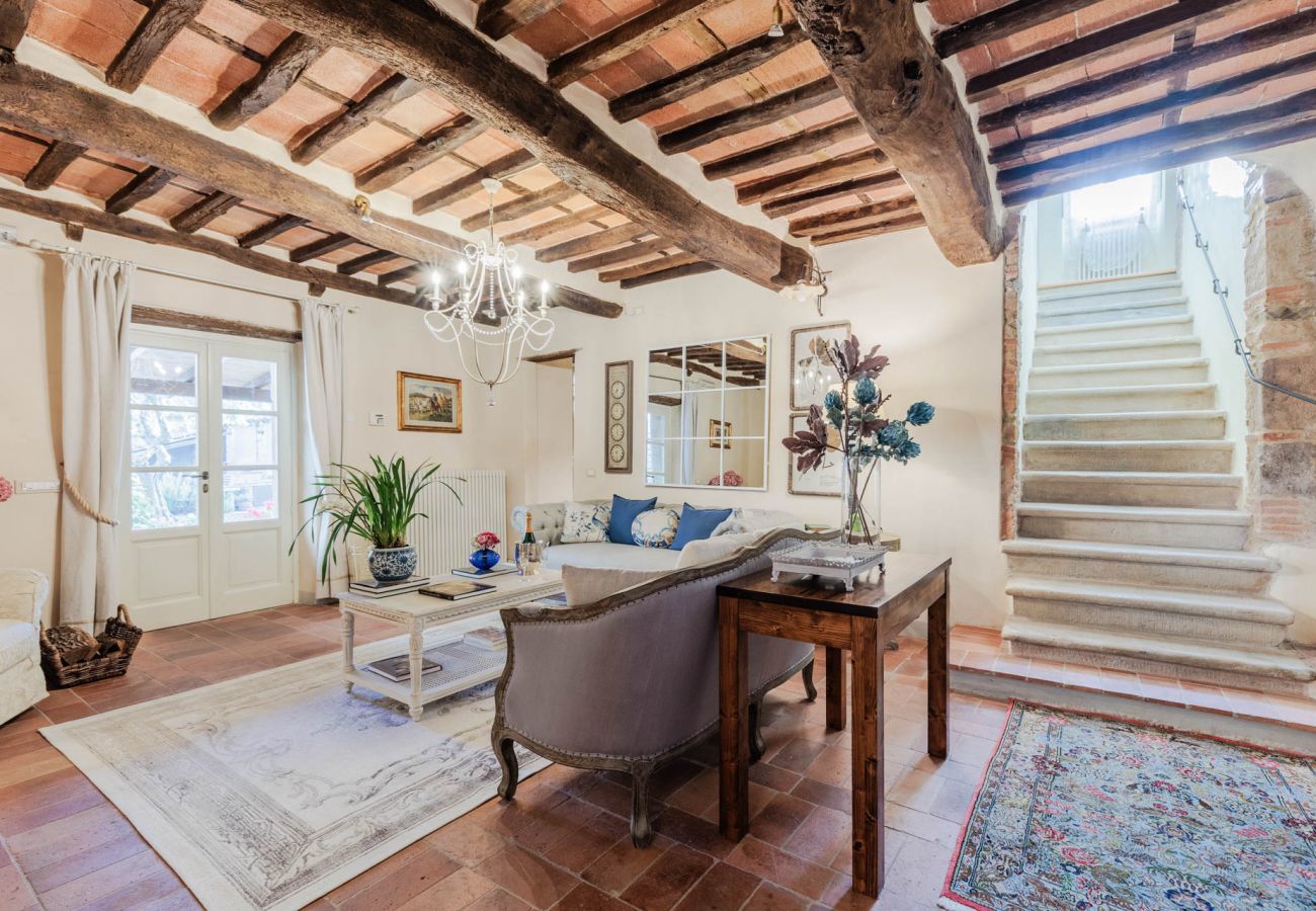 Villa a Pieve di Compito - Dimora delle Camelie, a traditional stylish stone farmhouse with garden on the hills of Compitese between Lucca and Pisa