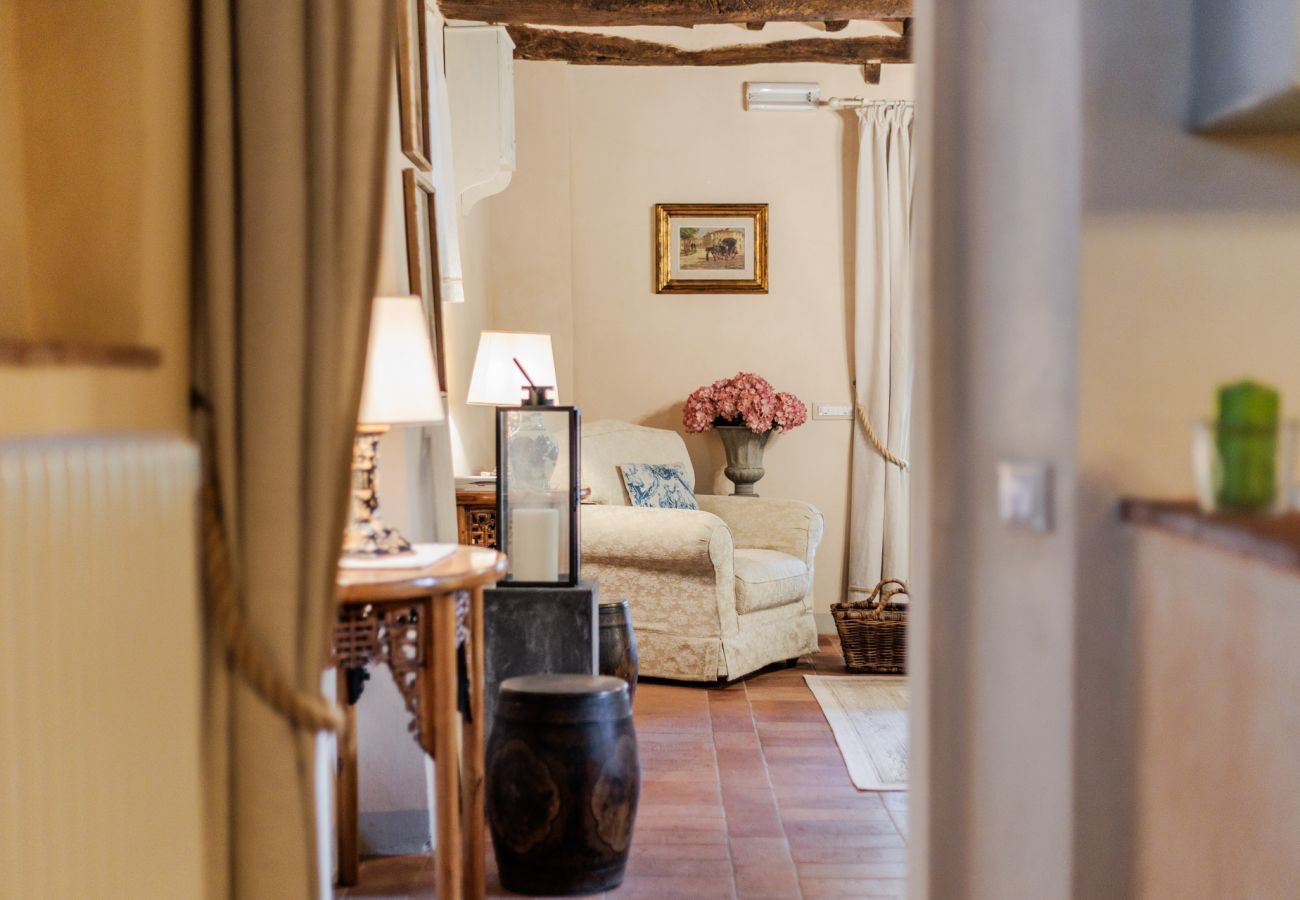 Villa a Pieve di Compito - Dimora delle Camelie, a traditional stylish stone farmhouse with garden on the hills of Compitese between Lucca and Pisa