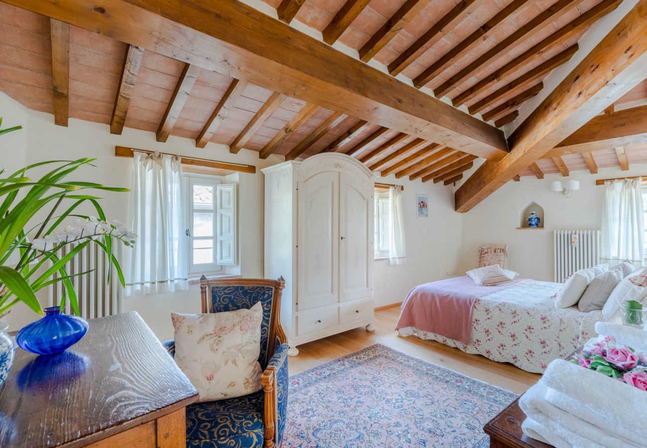 Villa a Pieve di Compito - Dimora delle Camelie, a traditional stylish stone farmhouse with garden on the hills of Compitese between Lucca and Pisa