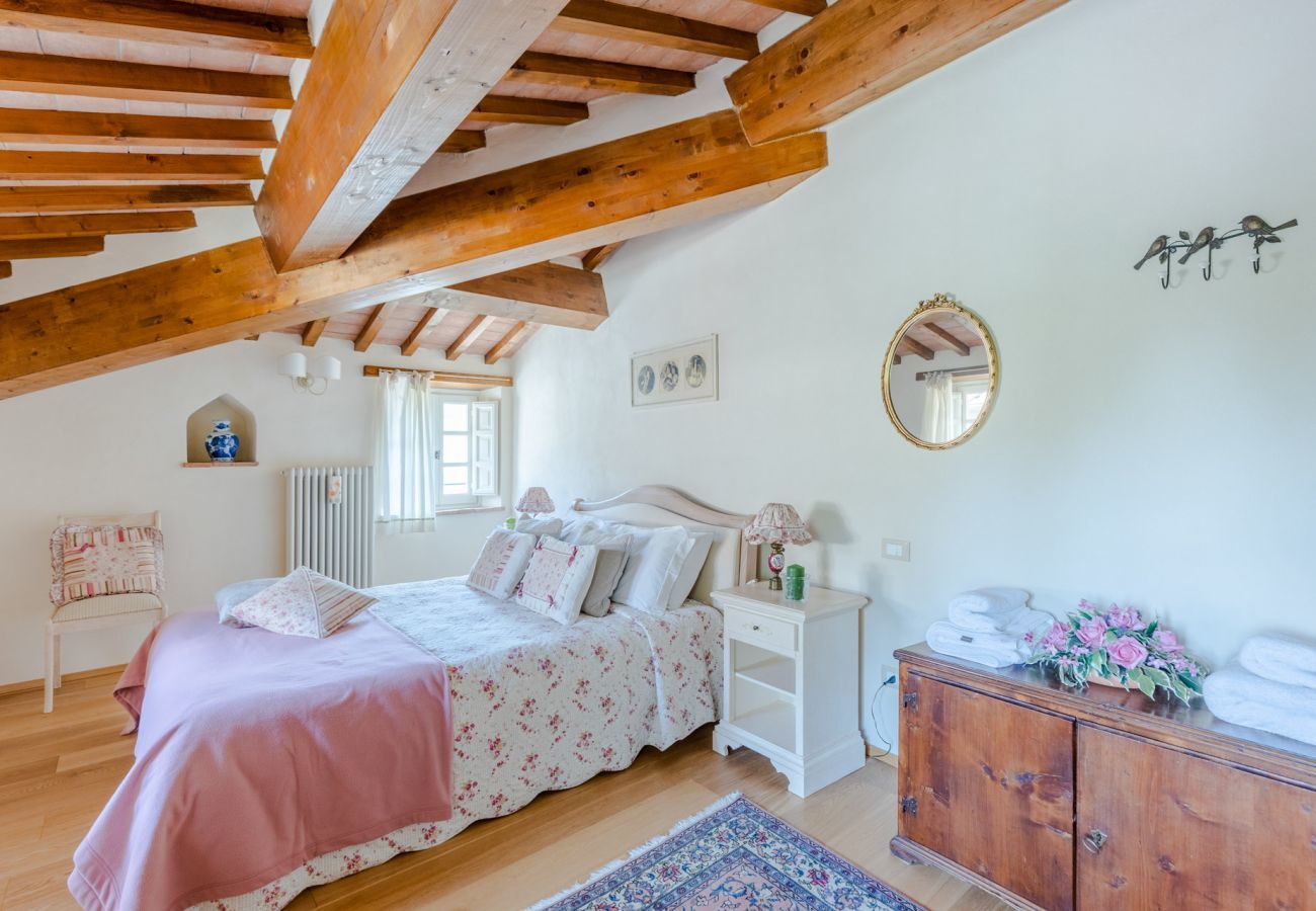 Villa a Pieve di Compito - Dimora delle Camelie, a traditional stylish stone farmhouse with garden on the hills of Compitese between Lucca and Pisa