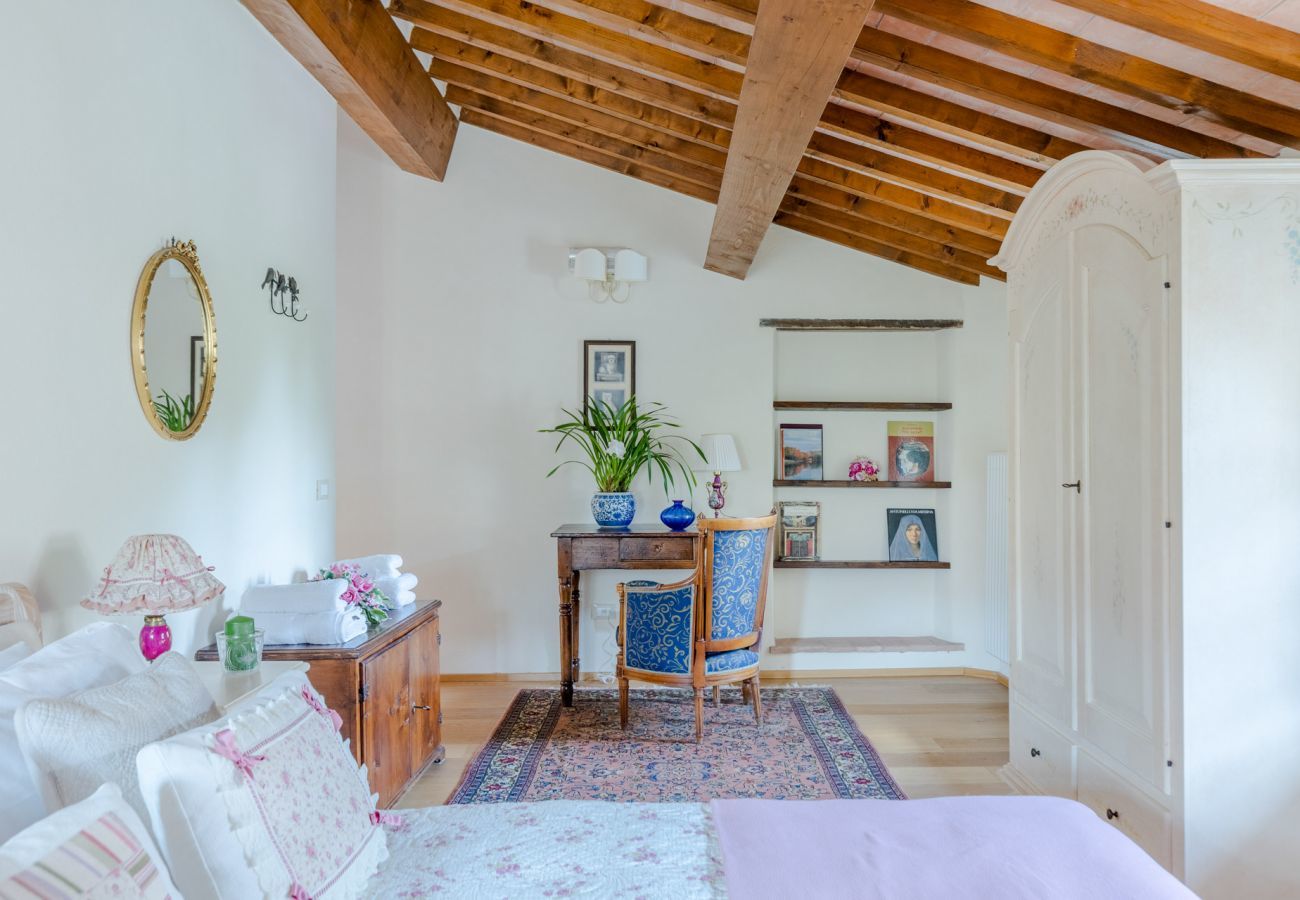 Villa a Pieve di Compito - Dimora delle Camelie, a traditional stylish stone farmhouse with garden on the hills of Compitese between Lucca and Pisa