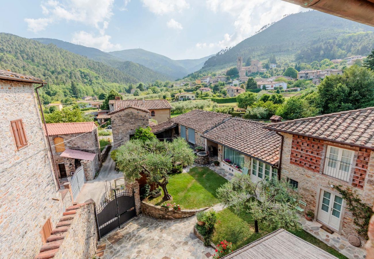 Villa a Pieve di Compito - Dimora delle Camelie, a traditional stylish stone farmhouse with garden on the hills of Compitese between Lucca and Pisa