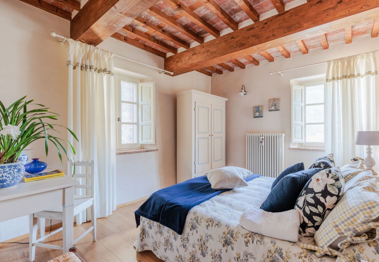 Villa a Pieve di Compito - Dimora delle Camelie, a traditional stylish stone farmhouse with garden on the hills of Compitese between Lucca and Pisa