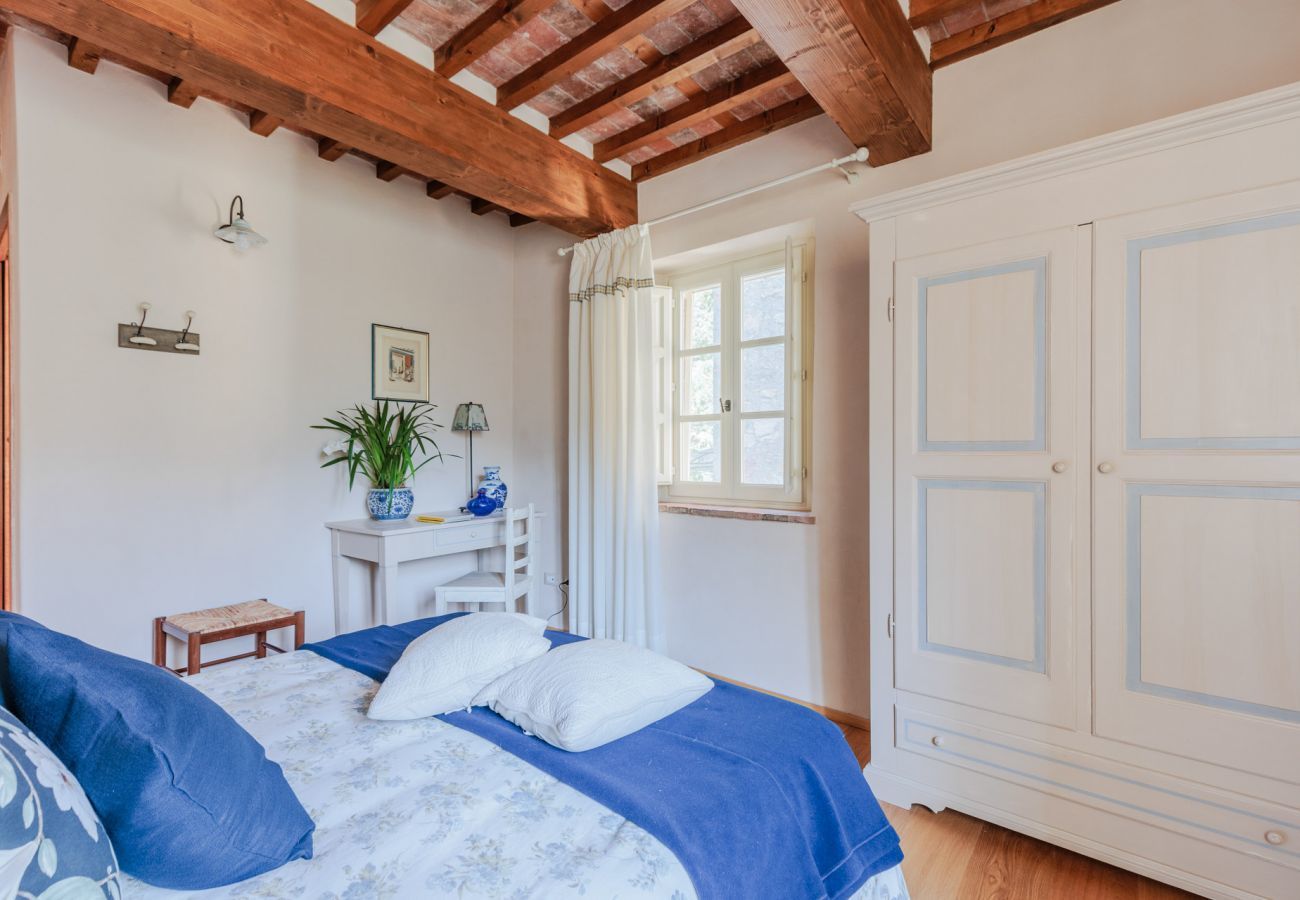 Villa a Pieve di Compito - Dimora delle Camelie, a traditional stylish stone farmhouse with garden on the hills of Compitese between Lucca and Pisa