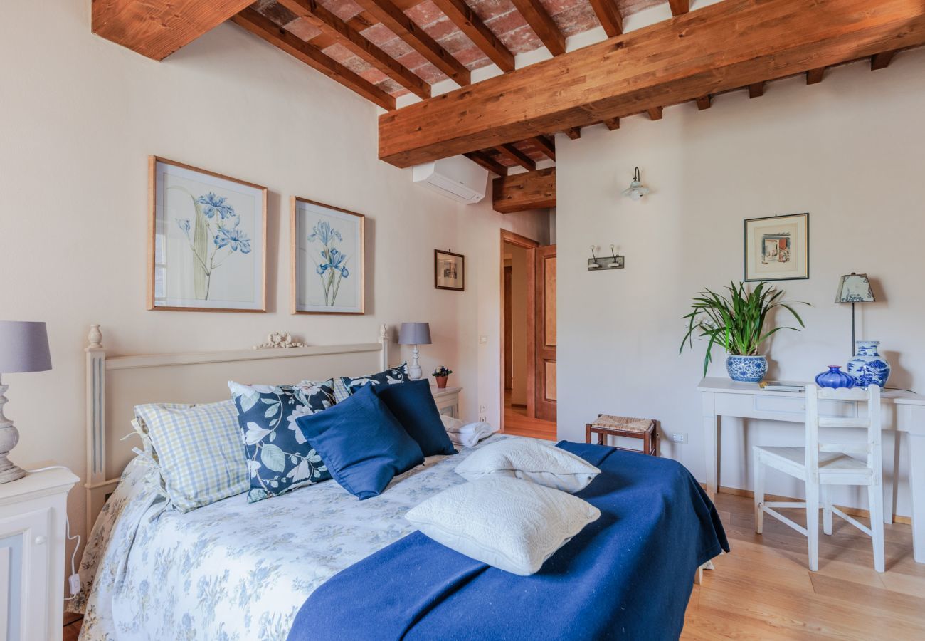 Villa a Pieve di Compito - Dimora delle Camelie, a traditional stylish stone farmhouse with garden on the hills of Compitese between Lucca and Pisa