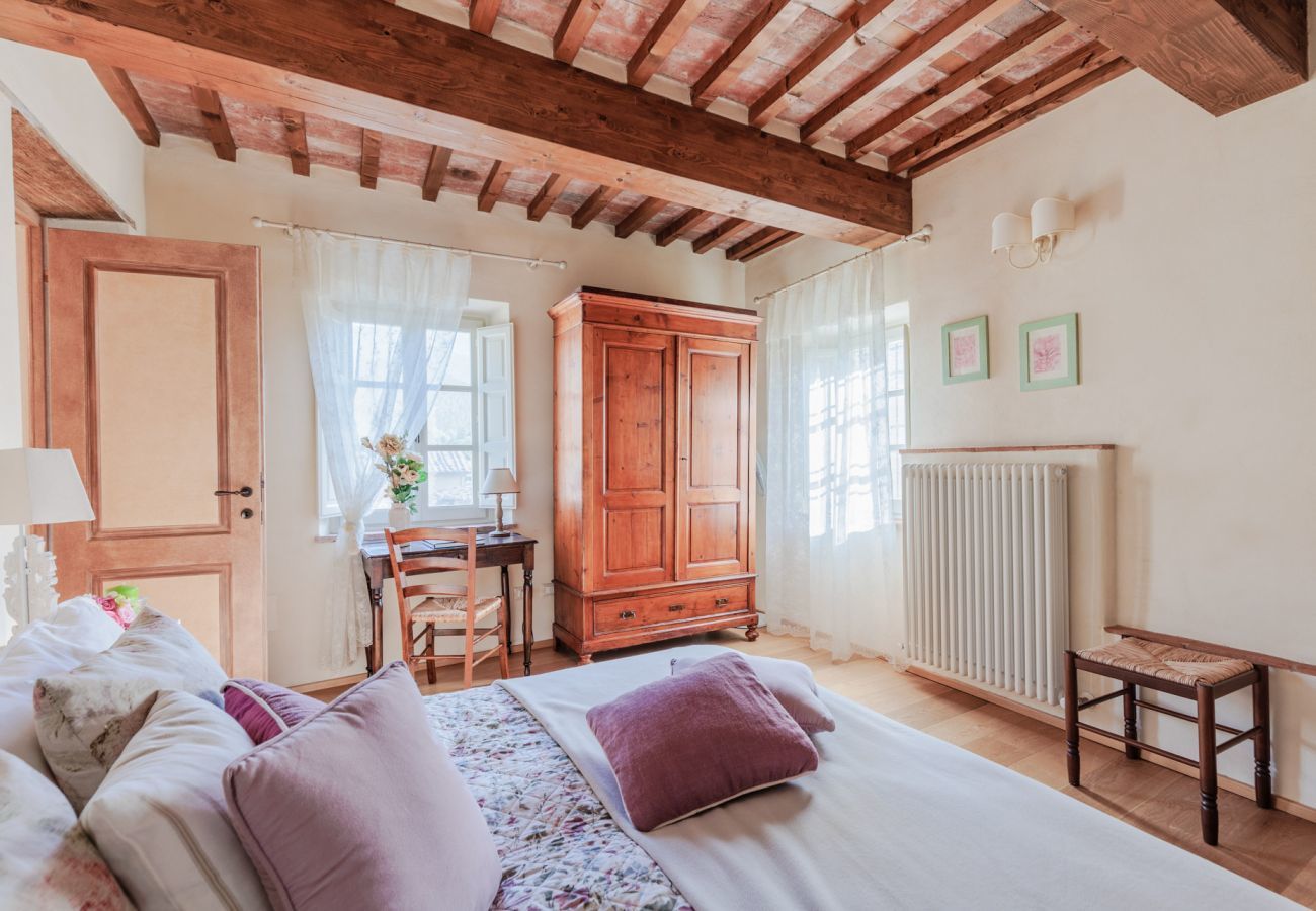 Villa a Pieve di Compito - Dimora delle Camelie, a traditional stylish stone farmhouse with garden on the hills of Compitese between Lucca and Pisa