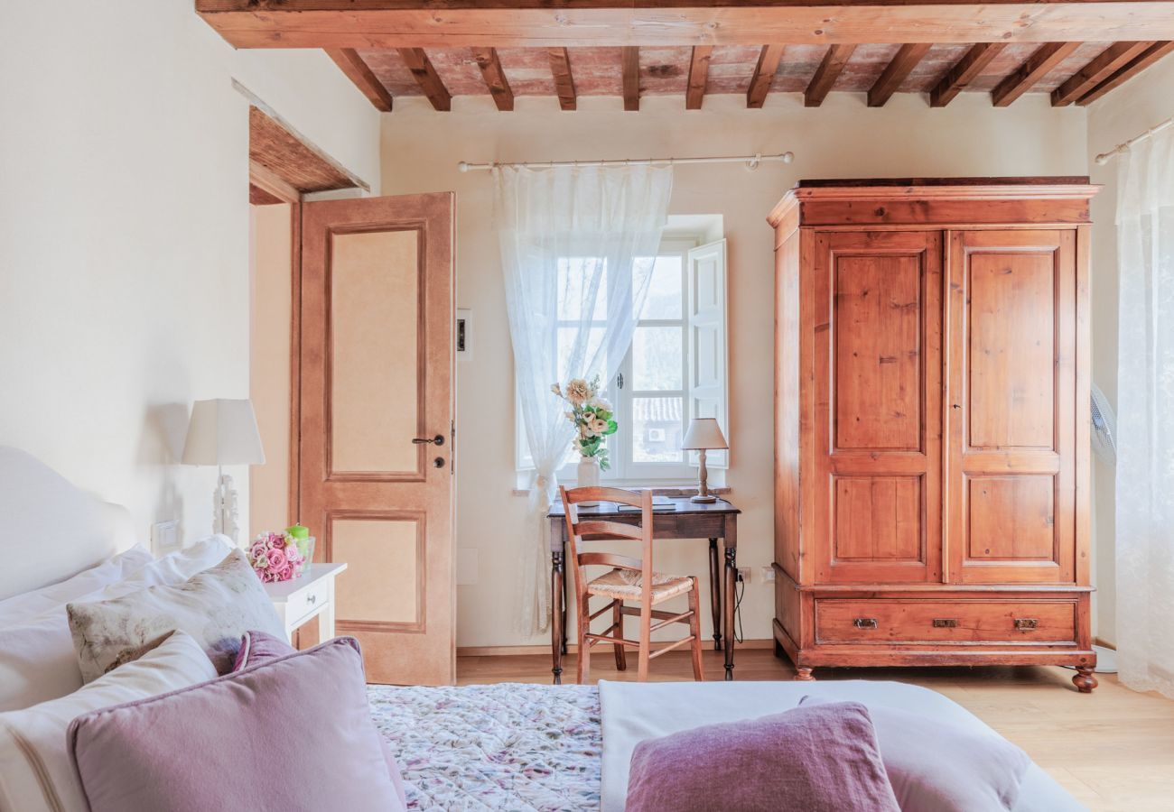 Villa a Pieve di Compito - Dimora delle Camelie, a traditional stylish stone farmhouse with garden on the hills of Compitese between Lucca and Pisa