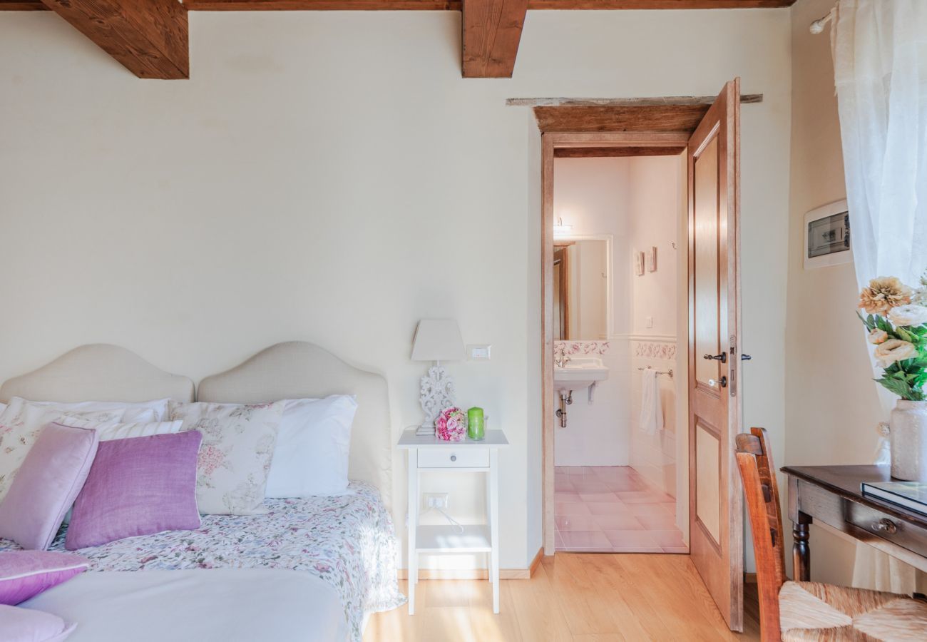 Villa a Pieve di Compito - Dimora delle Camelie, a traditional stylish stone farmhouse with garden on the hills of Compitese between Lucca and Pisa