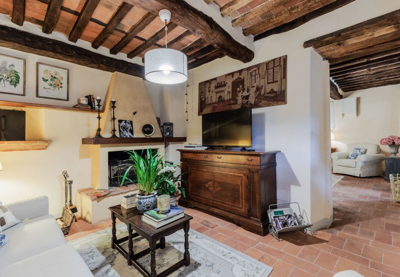 Villa a Pieve di Compito - Dimora delle Camelie, a traditional stylish stone farmhouse with garden on the hills of Compitese between Lucca and Pisa