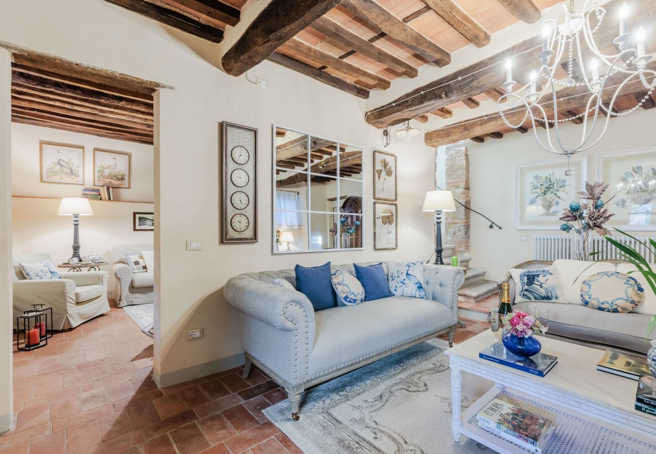 Villa a Pieve di Compito - Dimora delle Camelie, a traditional stylish stone farmhouse with garden on the hills of Compitese between Lucca and Pisa