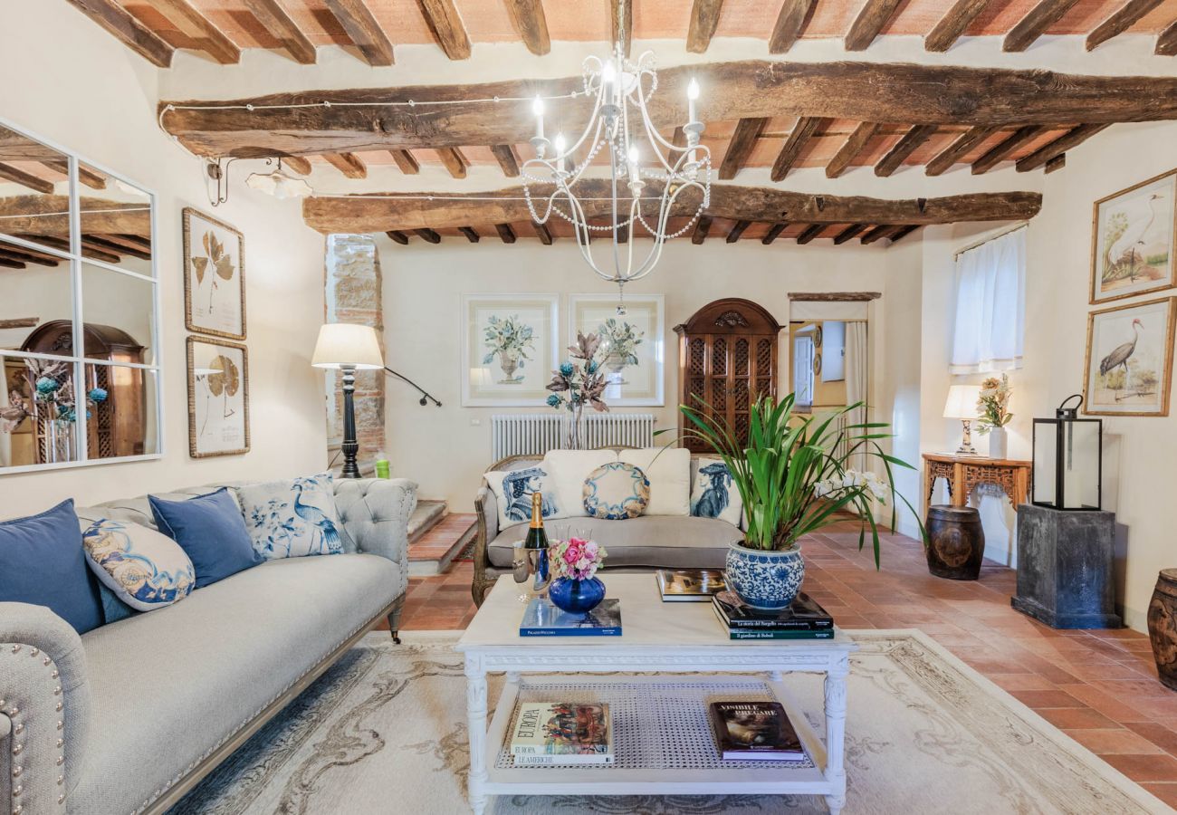 Villa a Pieve di Compito - Dimora delle Camelie, a traditional stylish stone farmhouse with garden on the hills of Compitese between Lucca and Pisa