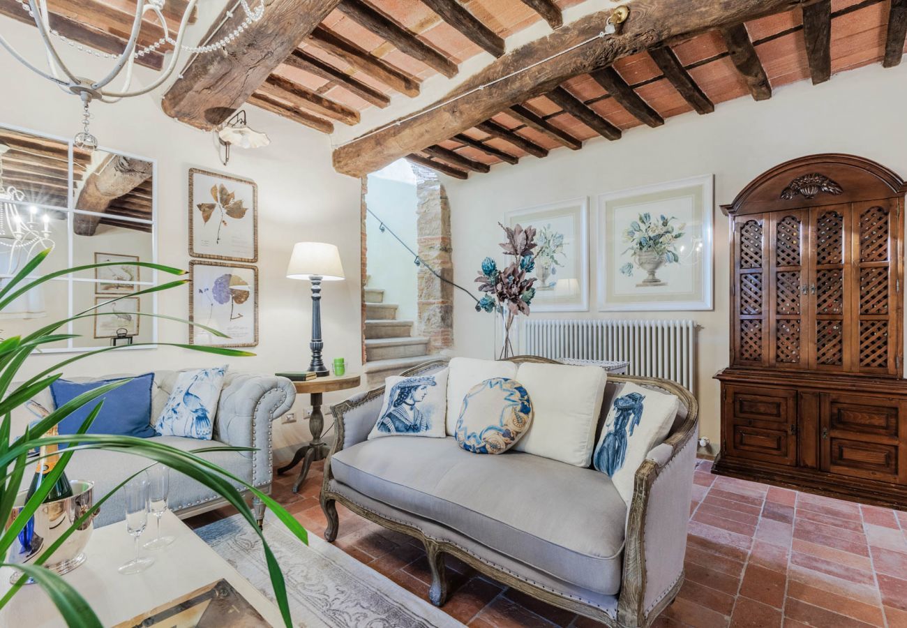 Villa a Pieve di Compito - Dimora delle Camelie, a traditional stylish stone farmhouse with garden on the hills of Compitese between Lucca and Pisa