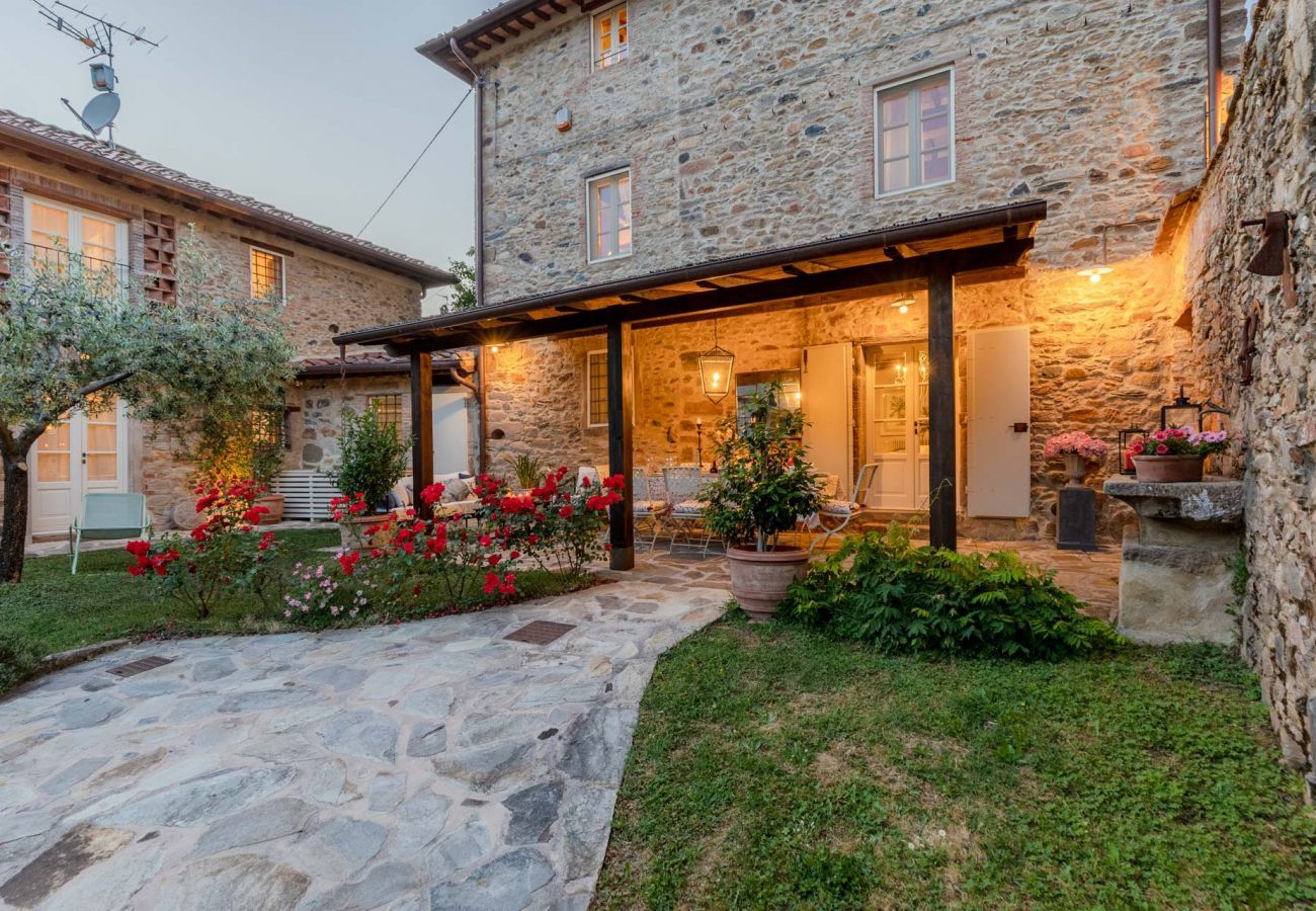 Villa a Pieve di Compito - Dimora delle Camelie, a traditional stylish stone farmhouse with garden on the hills of Compitese between Lucca and Pisa