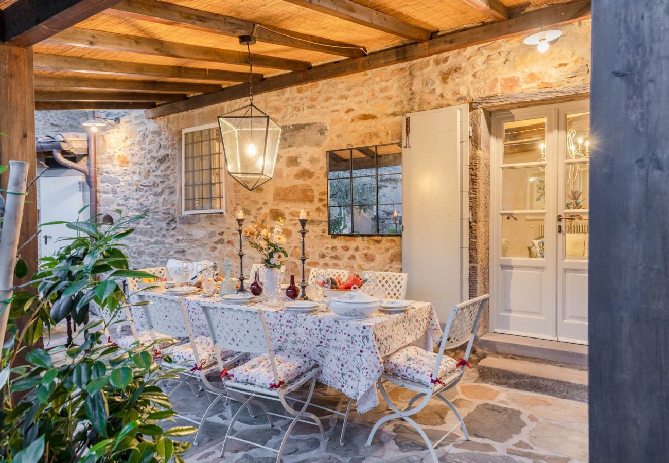 Villa a Pieve di Compito - Dimora delle Camelie, a traditional stylish stone farmhouse with garden on the hills of Compitese between Lucca and Pisa