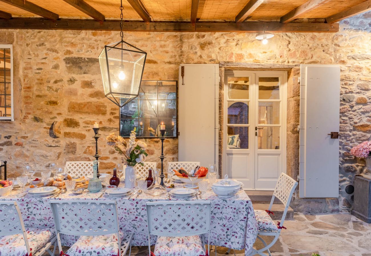 Villa a Pieve di Compito - Dimora delle Camelie, a traditional stylish stone farmhouse with garden on the hills of Compitese between Lucca and Pisa