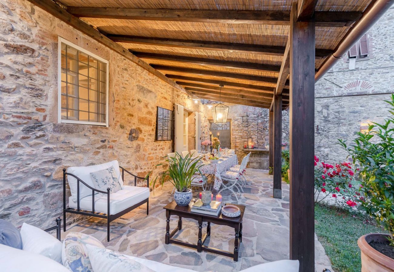 Villa a Pieve di Compito - Dimora delle Camelie, a traditional stylish stone farmhouse with garden on the hills of Compitese between Lucca and Pisa