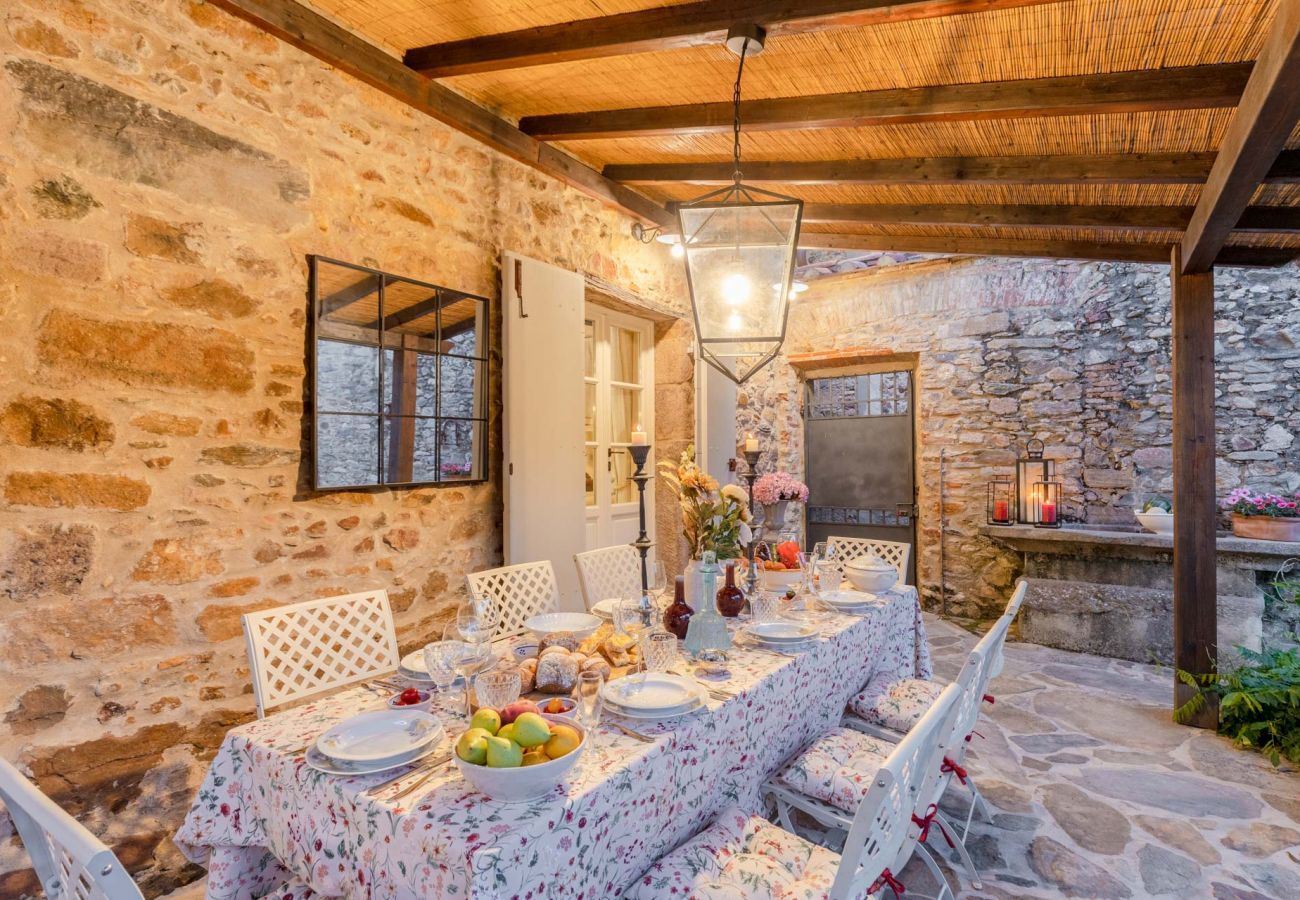 Villa a Pieve di Compito - Dimora delle Camelie, a traditional stylish stone farmhouse with garden on the hills of Compitese between Lucca and Pisa