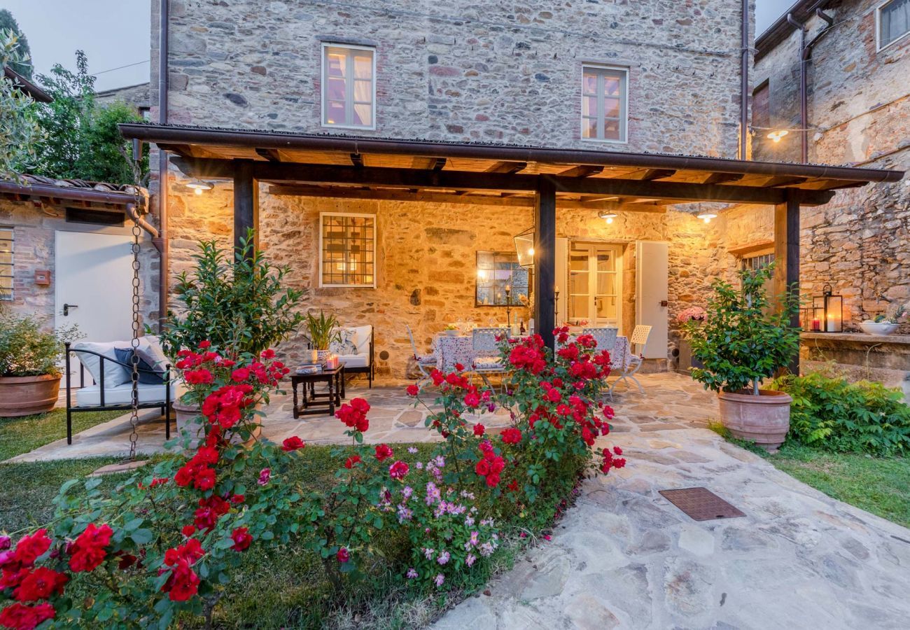 Villa a Pieve di Compito - Dimora delle Camelie, a traditional stylish stone farmhouse with garden on the hills of Compitese between Lucca and Pisa