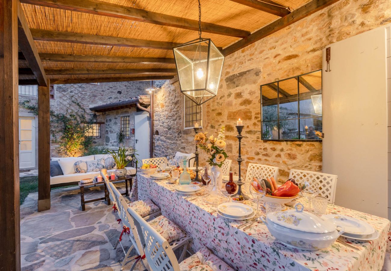 Villa a Pieve di Compito - Dimora delle Camelie, a traditional stylish stone farmhouse with garden on the hills of Compitese between Lucca and Pisa