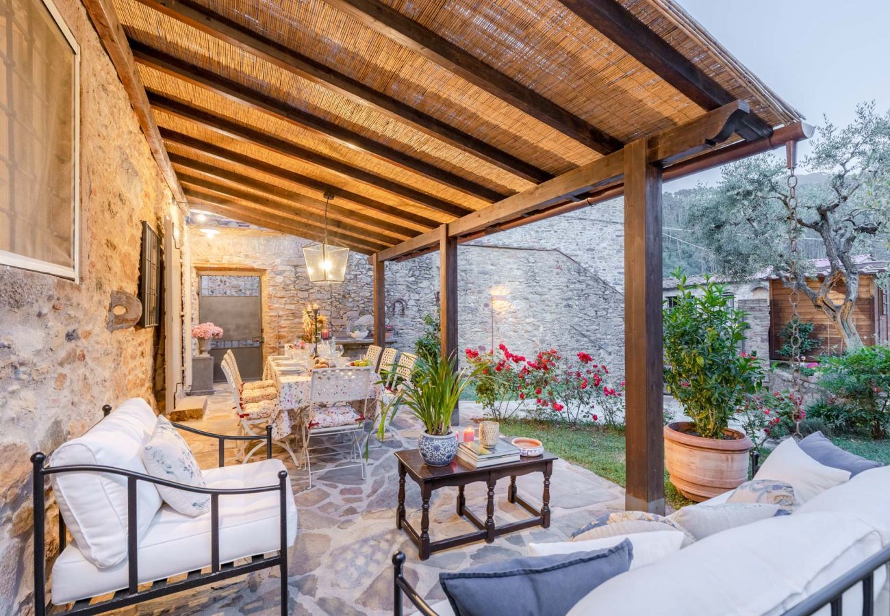 Villa a Pieve di Compito - Dimora delle Camelie, a traditional stylish stone farmhouse with garden on the hills of Compitese between Lucca and Pisa