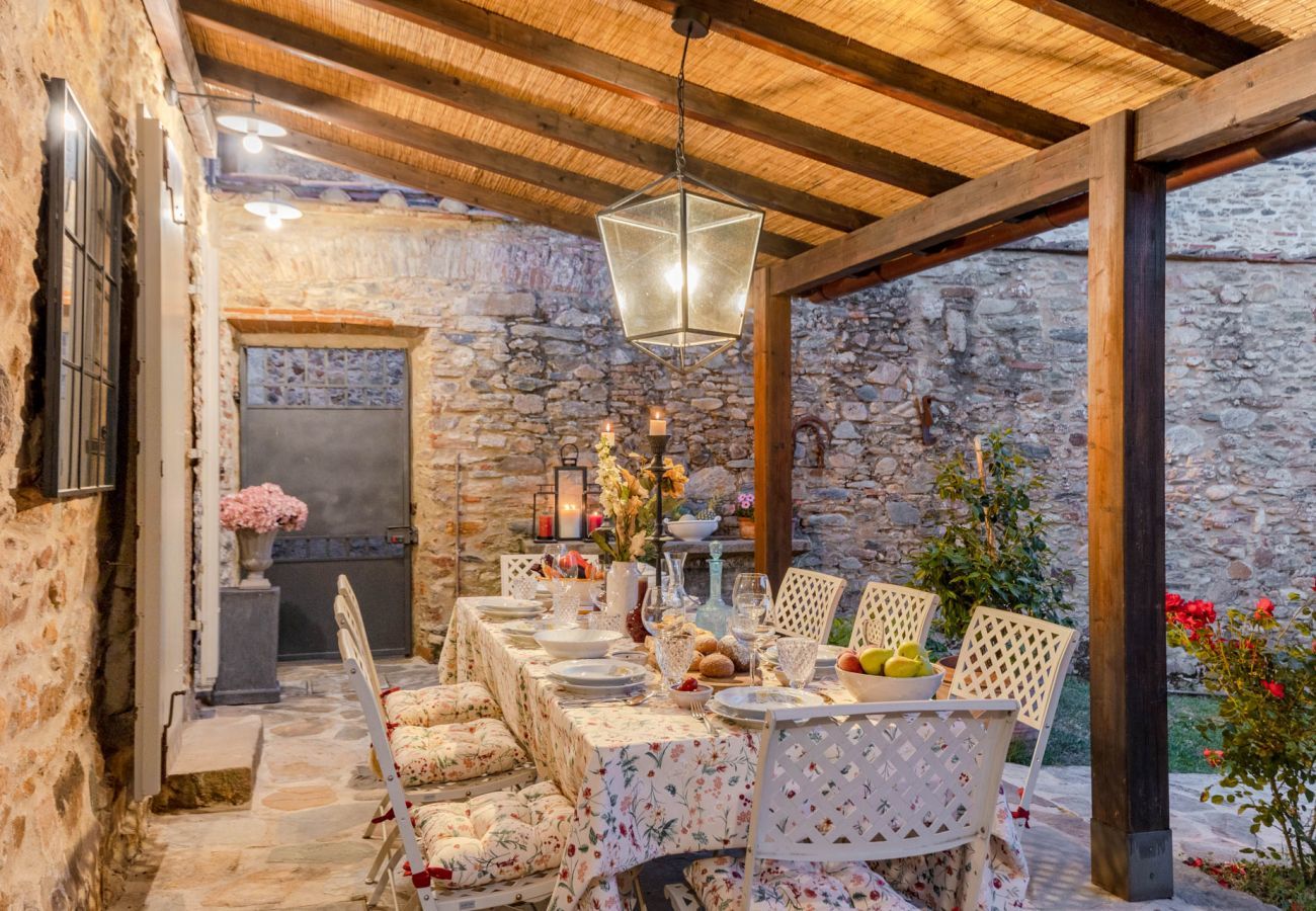 Villa a Pieve di Compito - Dimora delle Camelie, a traditional stylish stone farmhouse with garden on the hills of Compitese between Lucca and Pisa