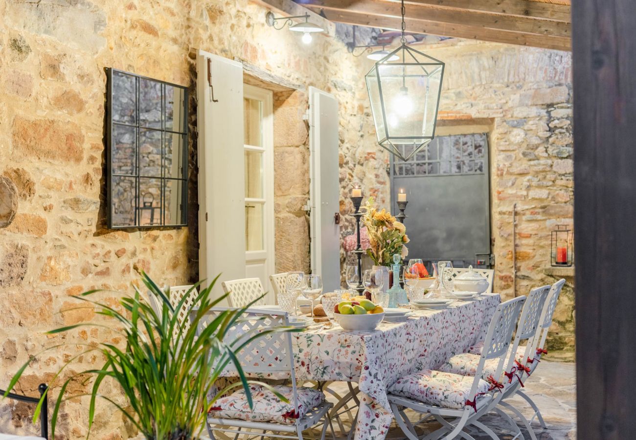 Villa a Pieve di Compito - Dimora delle Camelie, a traditional stylish stone farmhouse with garden on the hills of Compitese between Lucca and Pisa