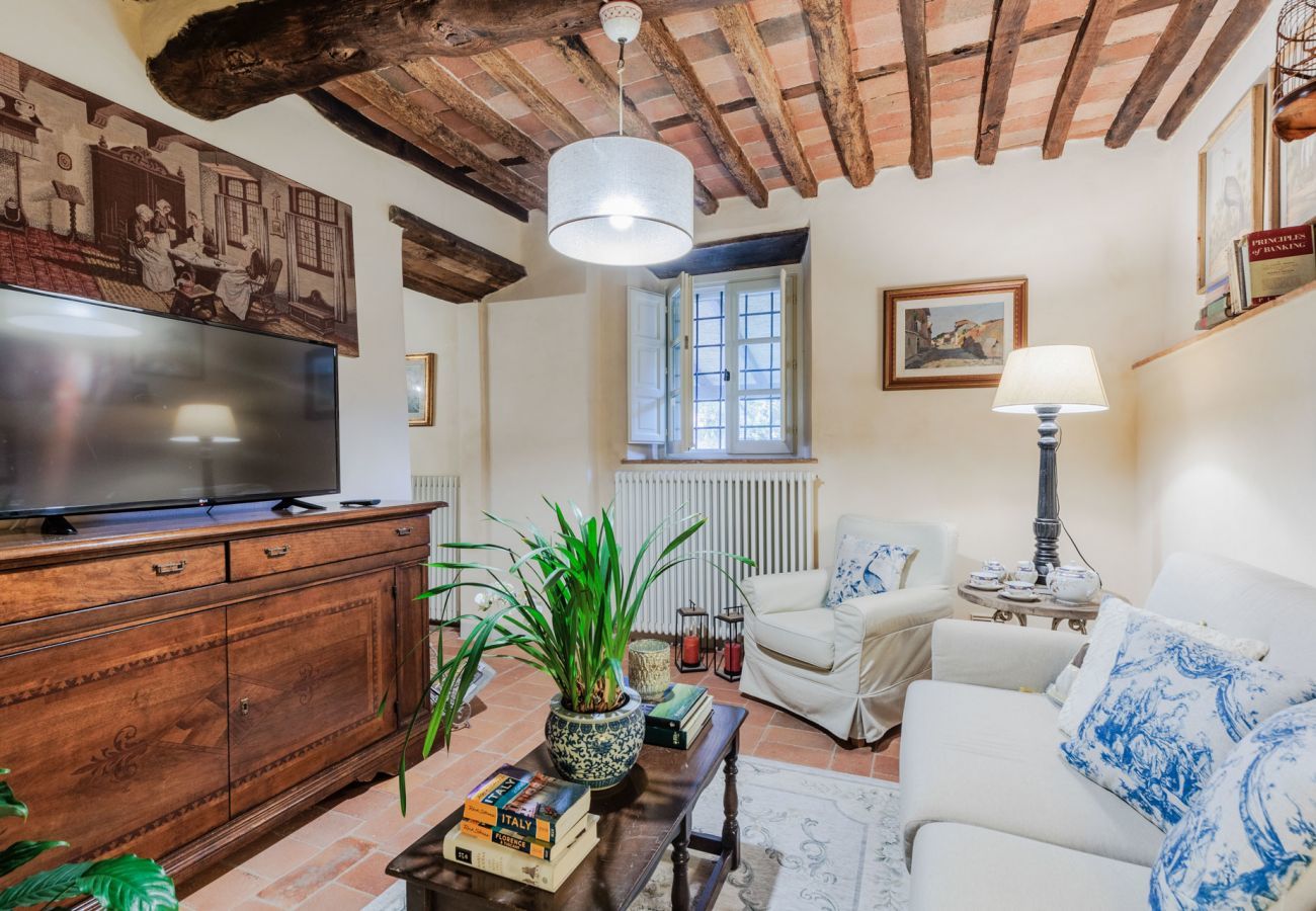 Villa a Pieve di Compito - Dimora delle Camelie, a traditional stylish stone farmhouse with garden on the hills of Compitese between Lucca and Pisa