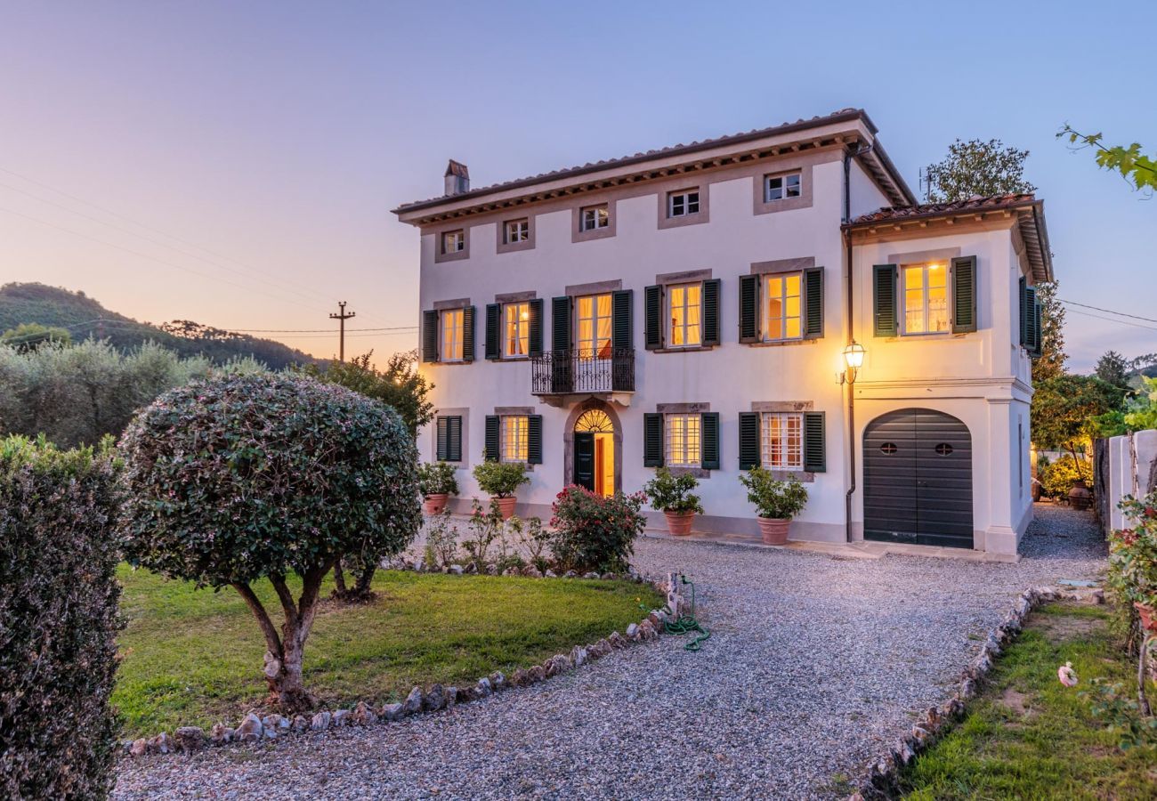 Villa a Vorno - Villa Magnolie, a 5 bedrooms Traditional Villa in Lucca with Private Garden in the Hamlet of Vorno