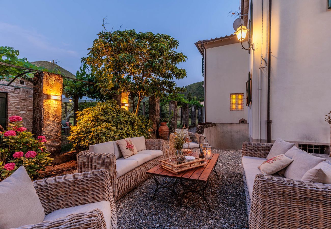 Villa a Vorno - Villa Magnolie, a 5 bedrooms Traditional Villa in Lucca with Private Garden in the Hamlet of Vorno