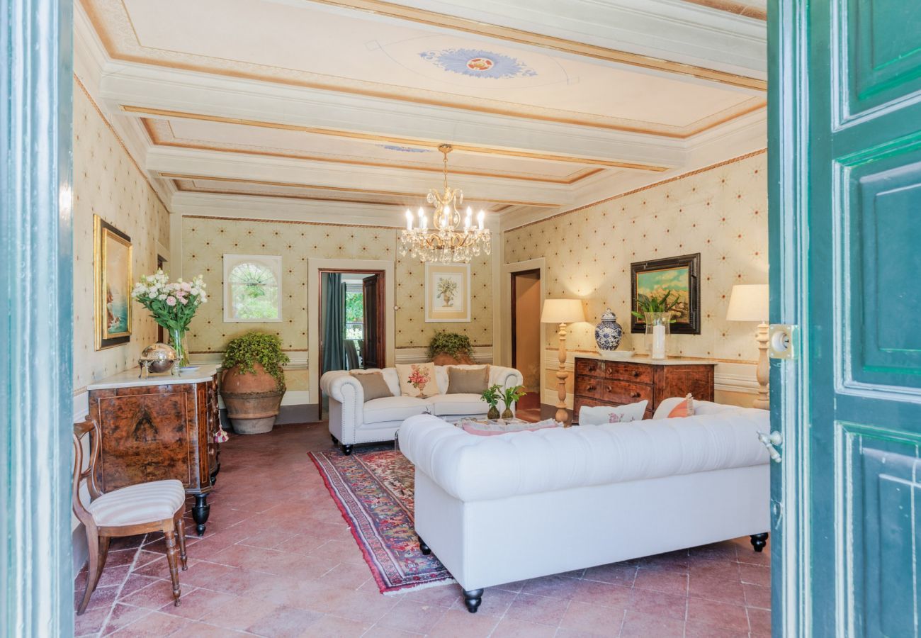 Villa a Vorno - Villa Magnolie, a 5 bedrooms Traditional Villa in Lucca with Private Garden in the Hamlet of Vorno