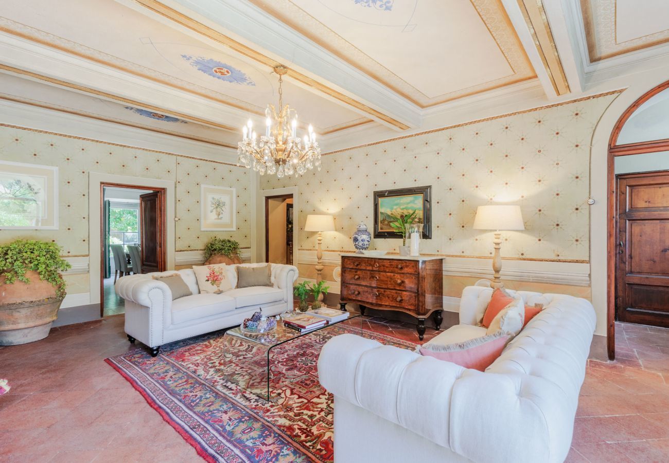 Villa a Vorno - Villa Magnolie, a 5 bedrooms Traditional Villa in Lucca with Private Garden in the Hamlet of Vorno