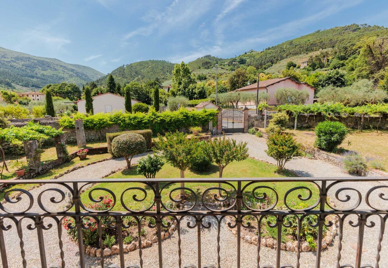 Villa a Vorno - Villa Magnolie, a 5 bedrooms Traditional Villa in Lucca with Private Garden in the Hamlet of Vorno