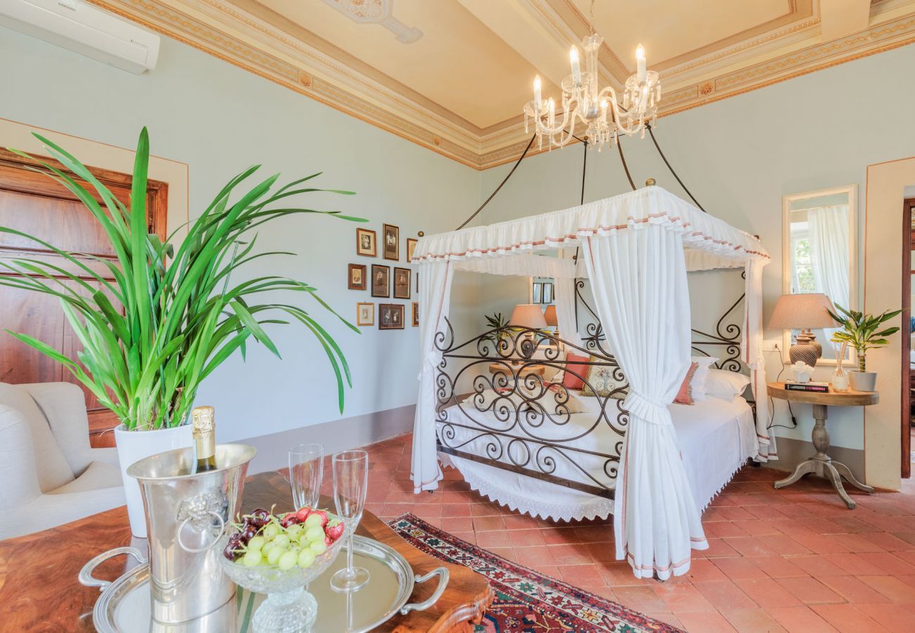 Villa a Vorno - Villa Magnolie, a 5 bedrooms Traditional Villa in Lucca with Private Garden in the Hamlet of Vorno