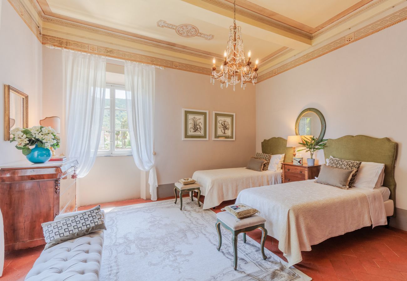 Villa a Vorno - Villa Magnolie, a 5 bedrooms Traditional Villa in Lucca with Private Garden in the Hamlet of Vorno