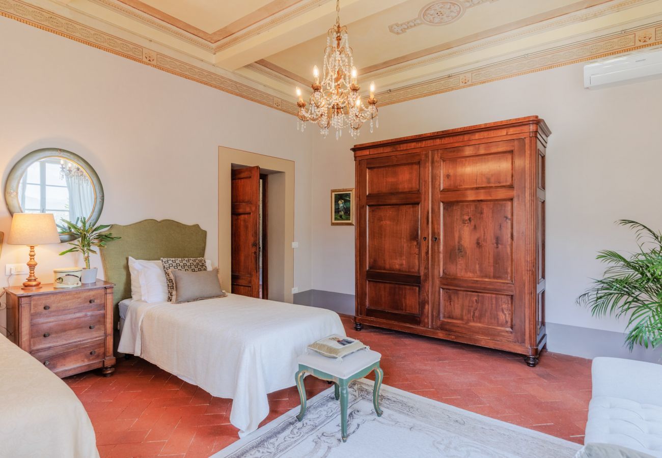 Villa a Vorno - Villa Magnolie, a 5 bedrooms Traditional Villa in Lucca with Private Garden in the Hamlet of Vorno