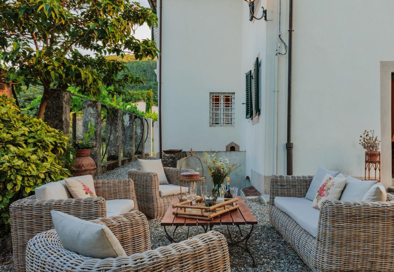 Villa a Vorno - Villa Magnolie, a 5 bedrooms Traditional Villa in Lucca with Private Garden in the Hamlet of Vorno