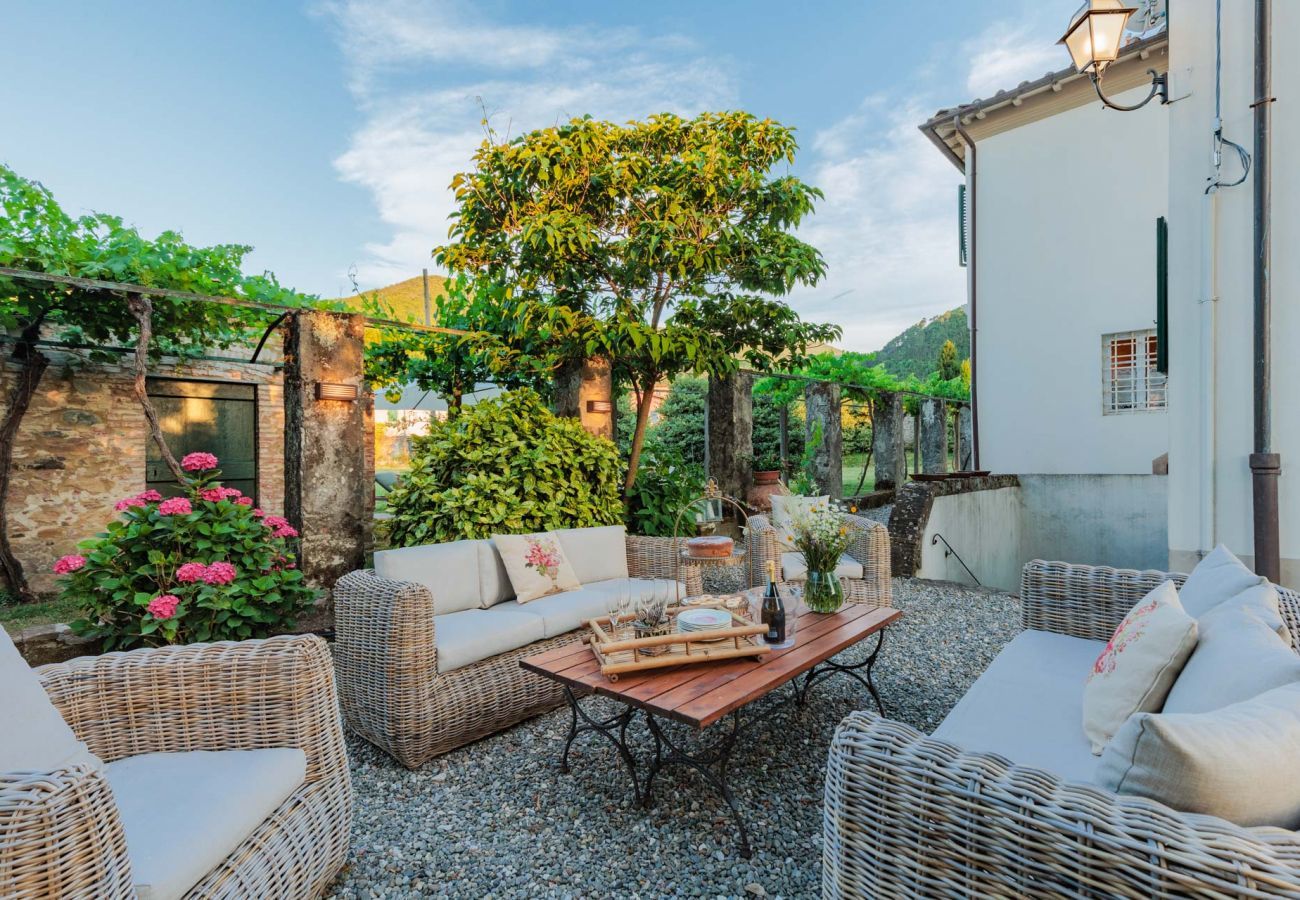 Villa a Vorno - Villa Magnolie, a 5 bedrooms Traditional Villa in Lucca with Private Garden in the Hamlet of Vorno