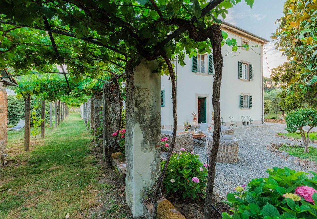 Villa a Vorno - Villa Magnolie, a 5 bedrooms Traditional Villa in Lucca with Private Garden in the Hamlet of Vorno