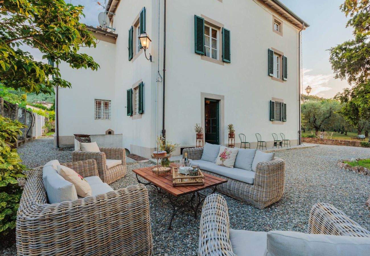 Villa a Vorno - Villa Magnolie, a 5 bedrooms Traditional Villa in Lucca with Private Garden in the Hamlet of Vorno