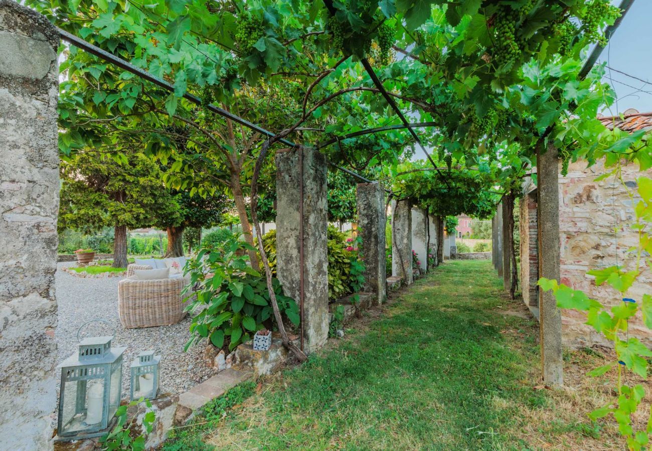 Villa a Vorno - Villa Magnolie, a 5 bedrooms Traditional Villa in Lucca with Private Garden in the Hamlet of Vorno