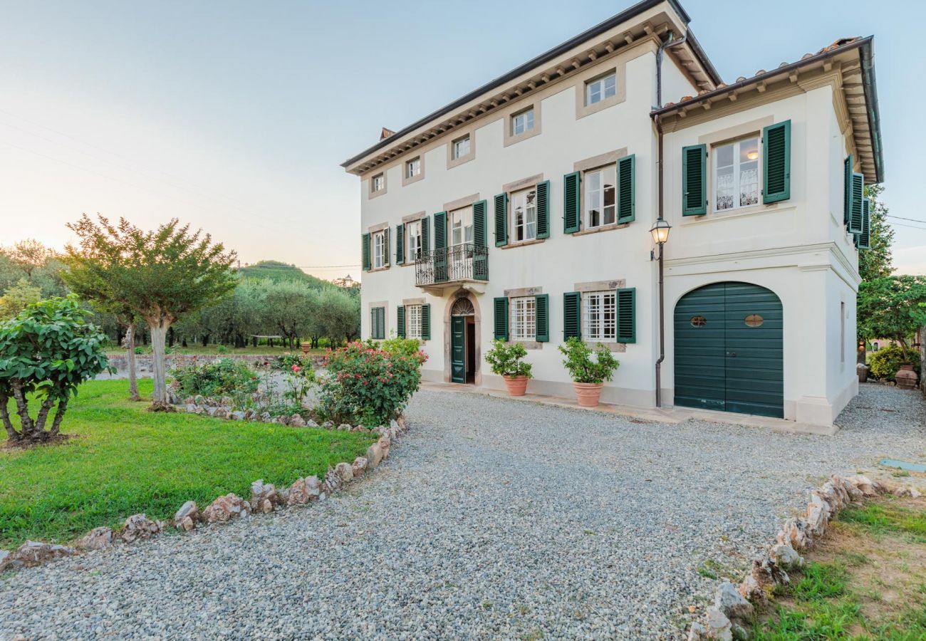 Villa a Vorno - Villa Magnolie, a 5 bedrooms Traditional Villa in Lucca with Private Garden in the Hamlet of Vorno