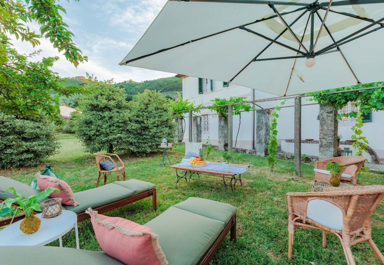 Villa a Vorno - Villa Magnolie, a 5 bedrooms Traditional Villa in Lucca with Private Garden in the Hamlet of Vorno